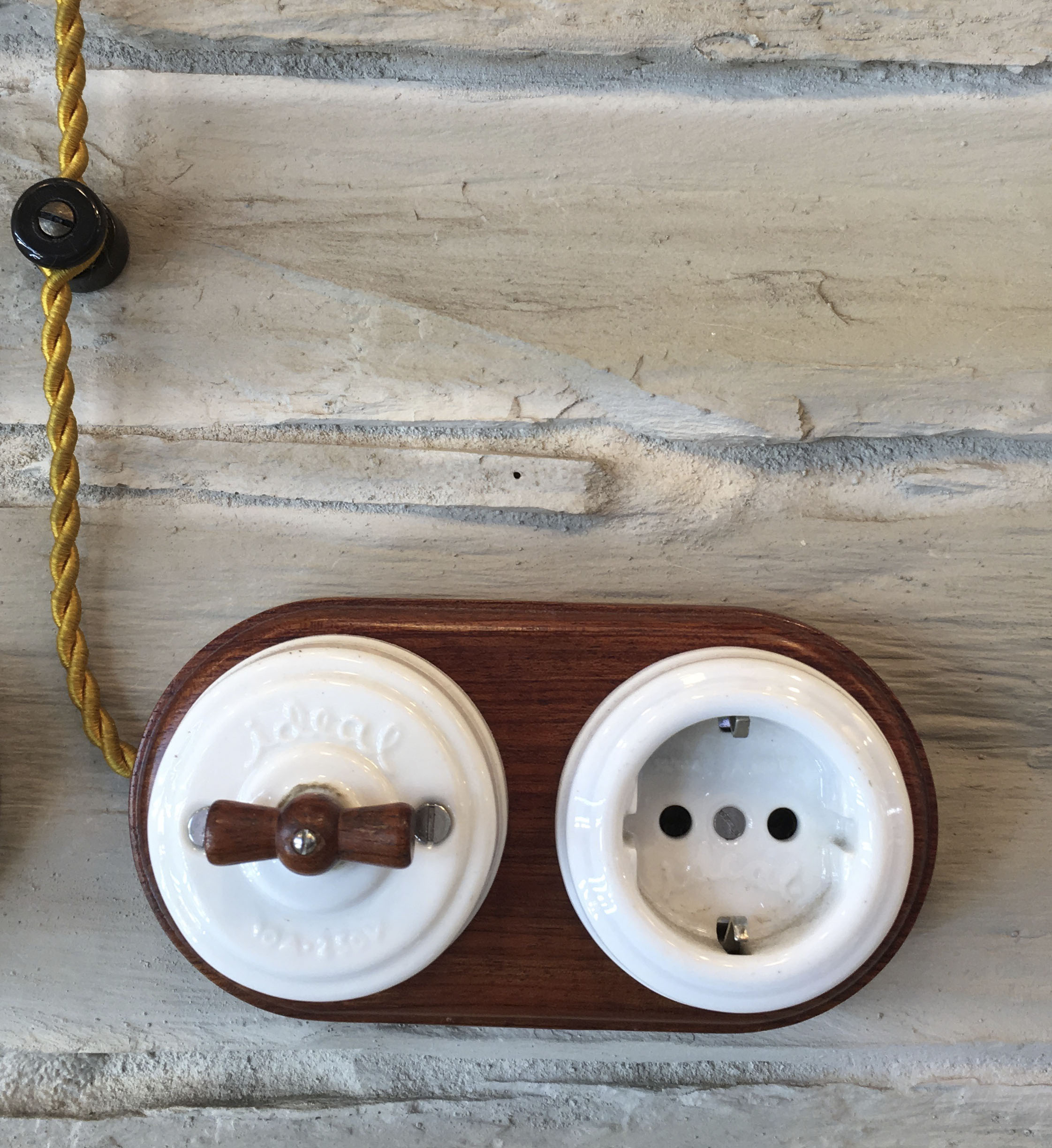 Enchufe porcelana y madera  Interruptores de porcelana vintage